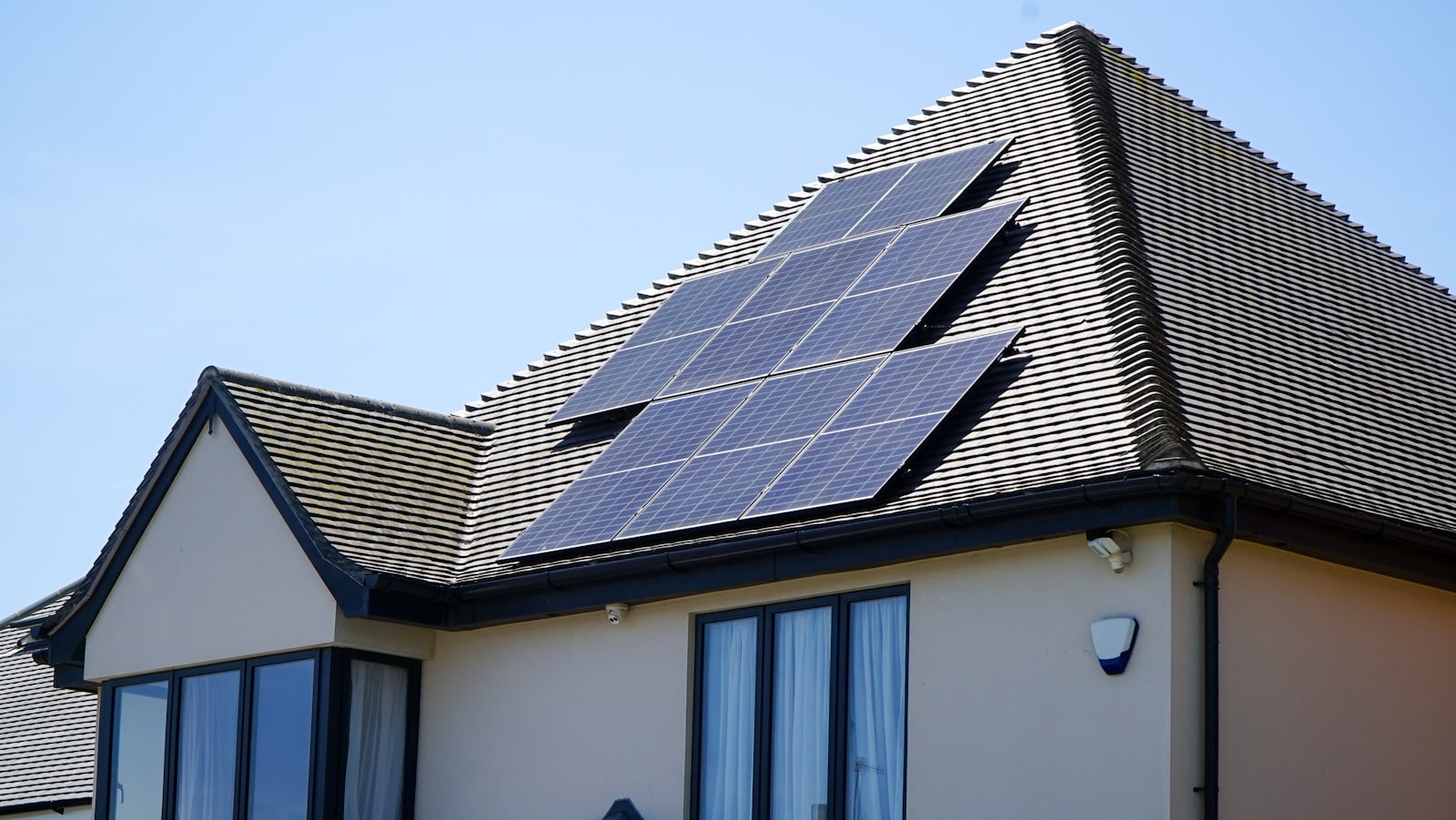 Huis met zonnepanelen en thuisaccu